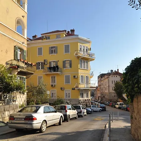 디럭스 아파트&룸스 사렐라