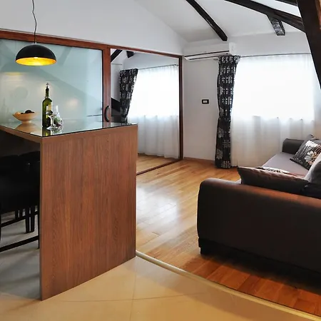 Deluxe & Sarella * Спліт