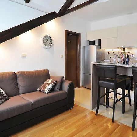 Deluxe & Sarella Апартаменти