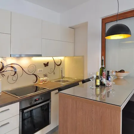 디럭스 아파트&룸스 사렐라