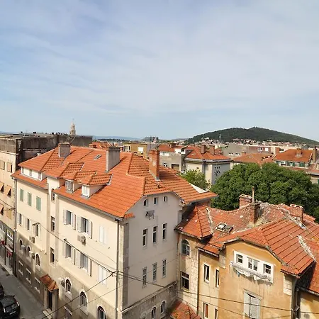 Deluxe & Sarella Апартаменти