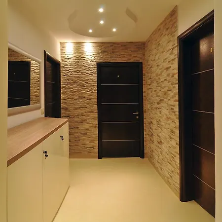 Deluxe & Sarella * Спліт