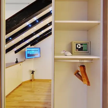 Deluxe & Sarella * Спліт