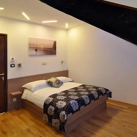 아파트 디럭스 아파트&룸스 사렐라