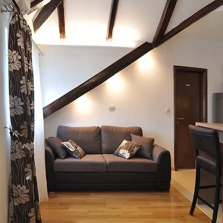 아파트 디럭스 아파트&룸스 사렐라 *