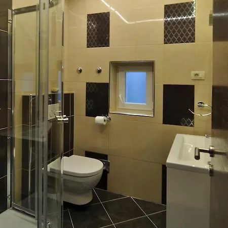 Deluxe & Sarella Апартаменти