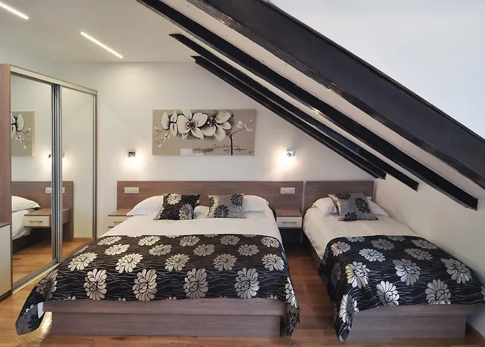 Deluxe & Sarella * Split