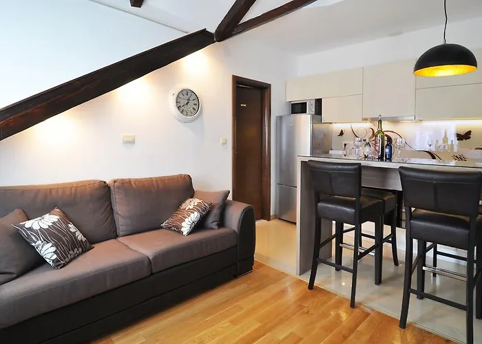 Deluxe & Sarella Apartman