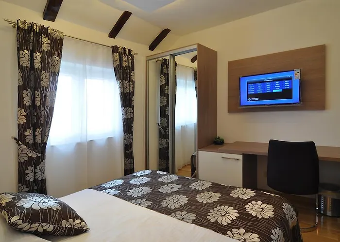 Deluxe & Sarella Apartman